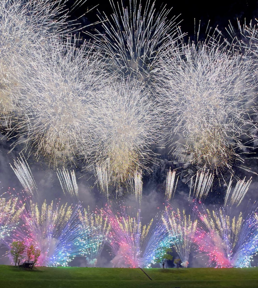 Blue_note_aegis's tweet photo. 娘に本物の花火を見せたいっていう私の夢がようやく叶った‼️
もう私が知ってる花火大会とはまるで別次元の華やかさで感動で涙が出たよ😭
娘の想い出にと思って連れて来たけど
あの子と二人で眺めた夜空に咲く彩りは、むしろ私の心に深く焼き付いたかもしれないね✺⋆* https://t.co/JVlz4uWx08