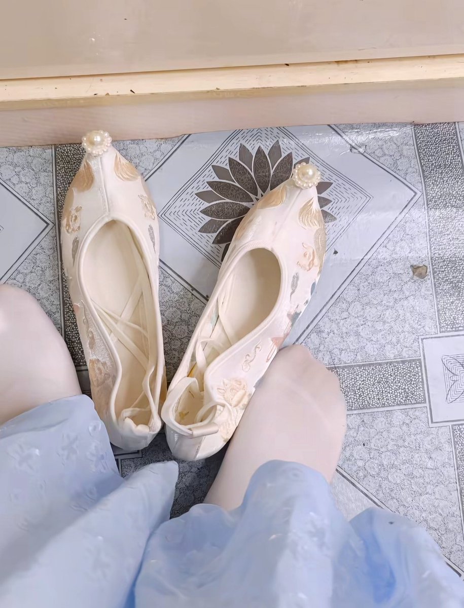 SasipaTumm59664's tweet photo. 看着女生的鞋袜发情，一边搓着乳头一边在负数贞操锁里顶锁。今天上班的时候看着女同事的帆布鞋和白色短袜，真的好想跪舔她的鞋底，尤其是她还是那种温柔干练的女生，真的忍不住幻想跪在她的脚边被她当成狗调教戏耍。
#性幻想 #意淫 #发情 #恋足 #气味控 #变态 #鞋袜 https://t.co/cYsK7ak8AX