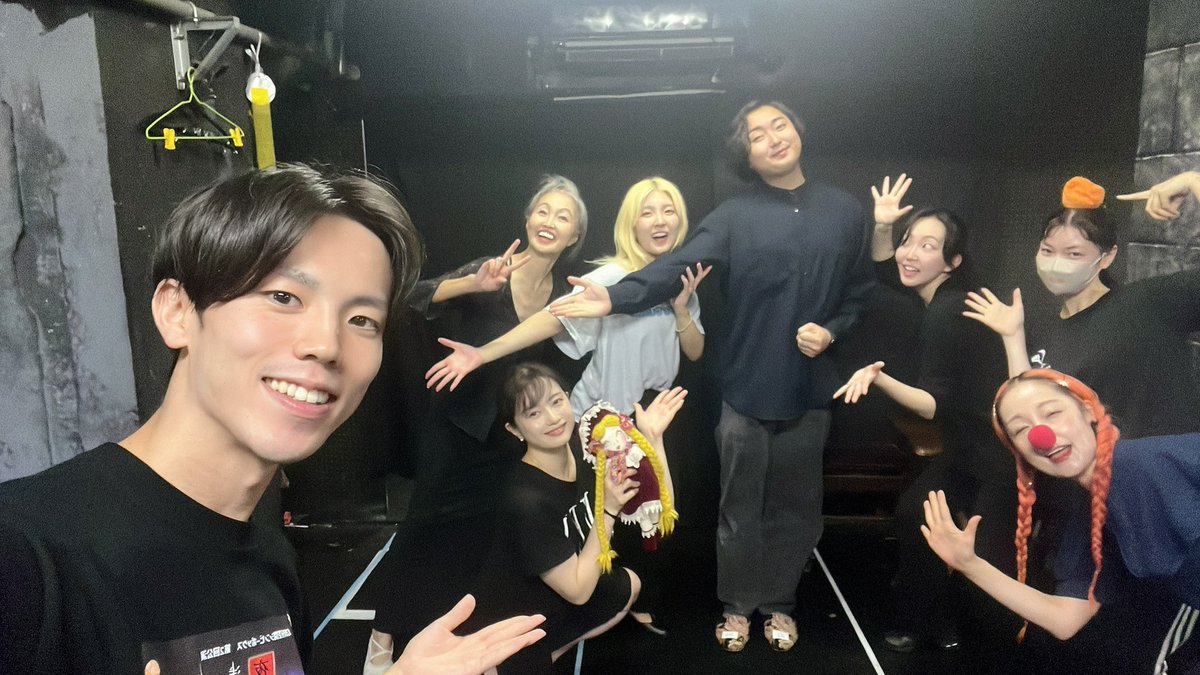 SS_SBbox's tweet photo. 本日は、音響担当の"よしたく"こと吉田拓哉さんが稽古場に来てくださいました‼️

別の公演でお会いした際の素晴らしい音響効果に、今回お願いをしました✨

そしてついにサチドンタコス・ペッコリーニも登場🕺✨

本日の稽古日誌は渡辺真香さんが担当してくださいました📚✨
https://t.co/st1ScxKr62 https://t.co/pO6J1ijdJH