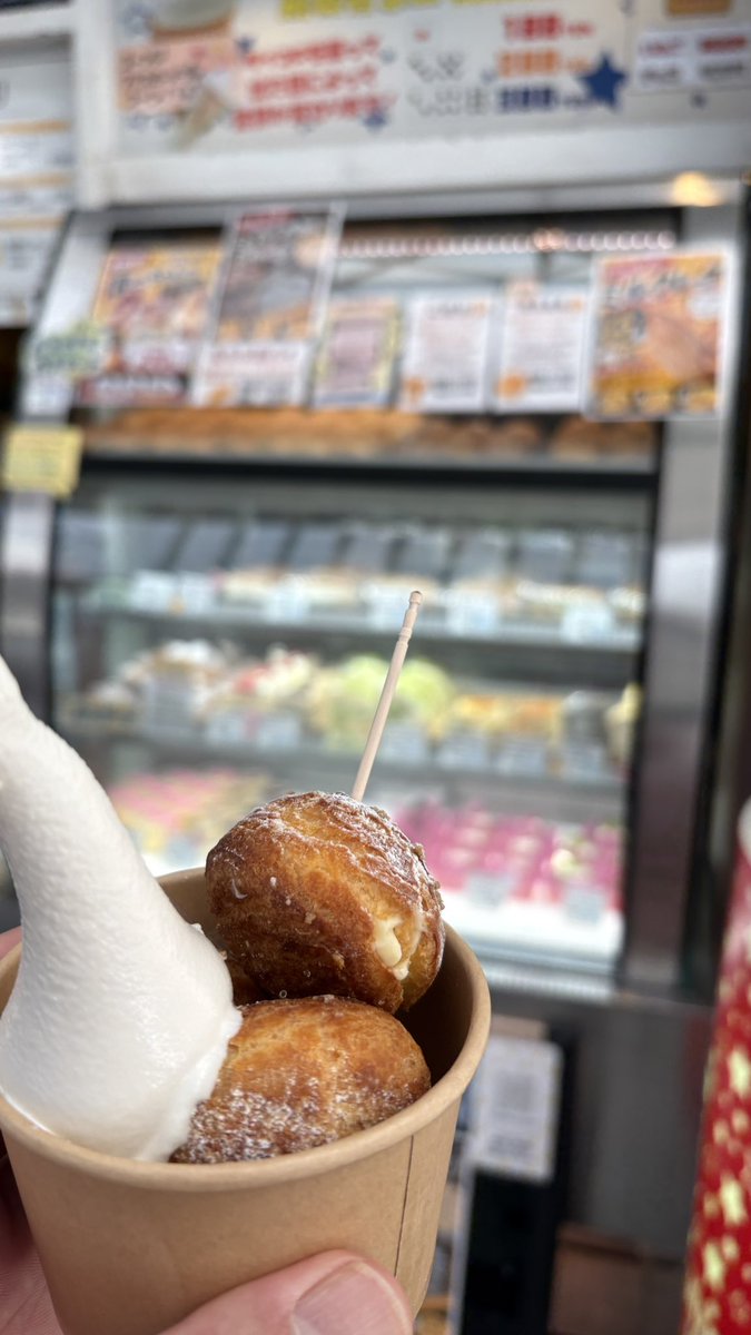 torutakahas's tweet photo. 中途半端な時間だったので食べ歩きスイーツ。そのあとは、ひさびさに半空さんでまったり過ごしました。 #nakazora_2002 https://t.co/VLHfWhAblp