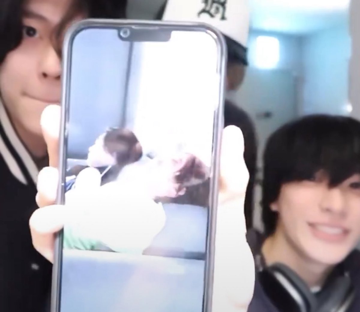 meownbn's tweet photo. Anton when wonbin doing something: https://t.co/ZQnsdwqn9e