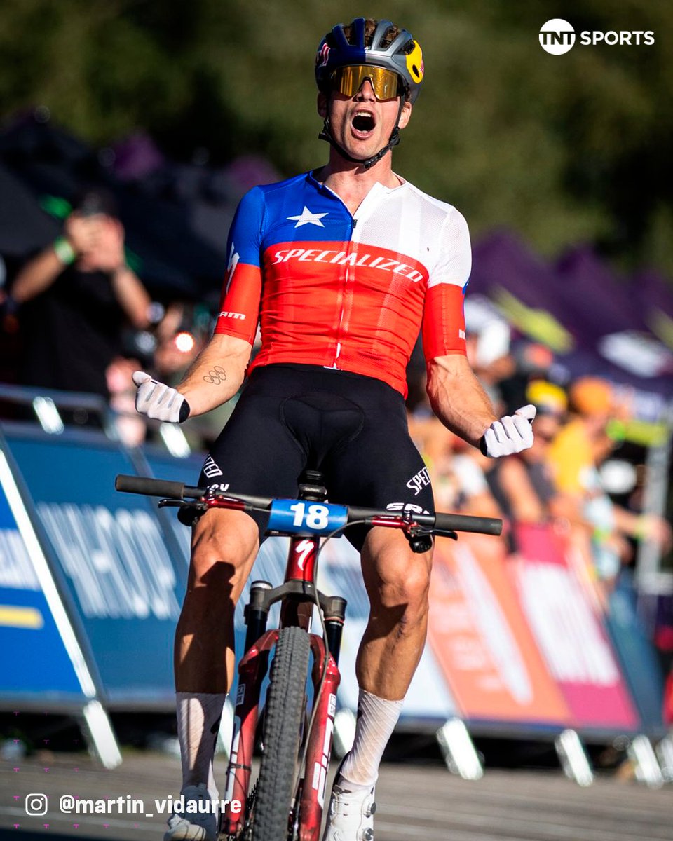 TNTSportsCL's tweet photo. 🤩🚴‍♂️🇨🇱 EL DEPORTE SIEMPRE DA REVANCHAS

Martín Vidaurre se sacó la espina de lo sucedido en Italia y ganó la fecha de la Copa del Mundo de Cross Country Olímpico (XCO) disputada en Soldier Hollow, Estados Unidos.

Tras partir en el puesto 25, el rider nacional sorprendió a todos con un ataque que rompió el pelotón que lideraba la carrera y se impuso con un tiempo de 1 hora, 28 minutos y 55 segundos.

Más noticias en https://t.co/cRoeOSTQlI 📲💻 Link en la BIO 📍