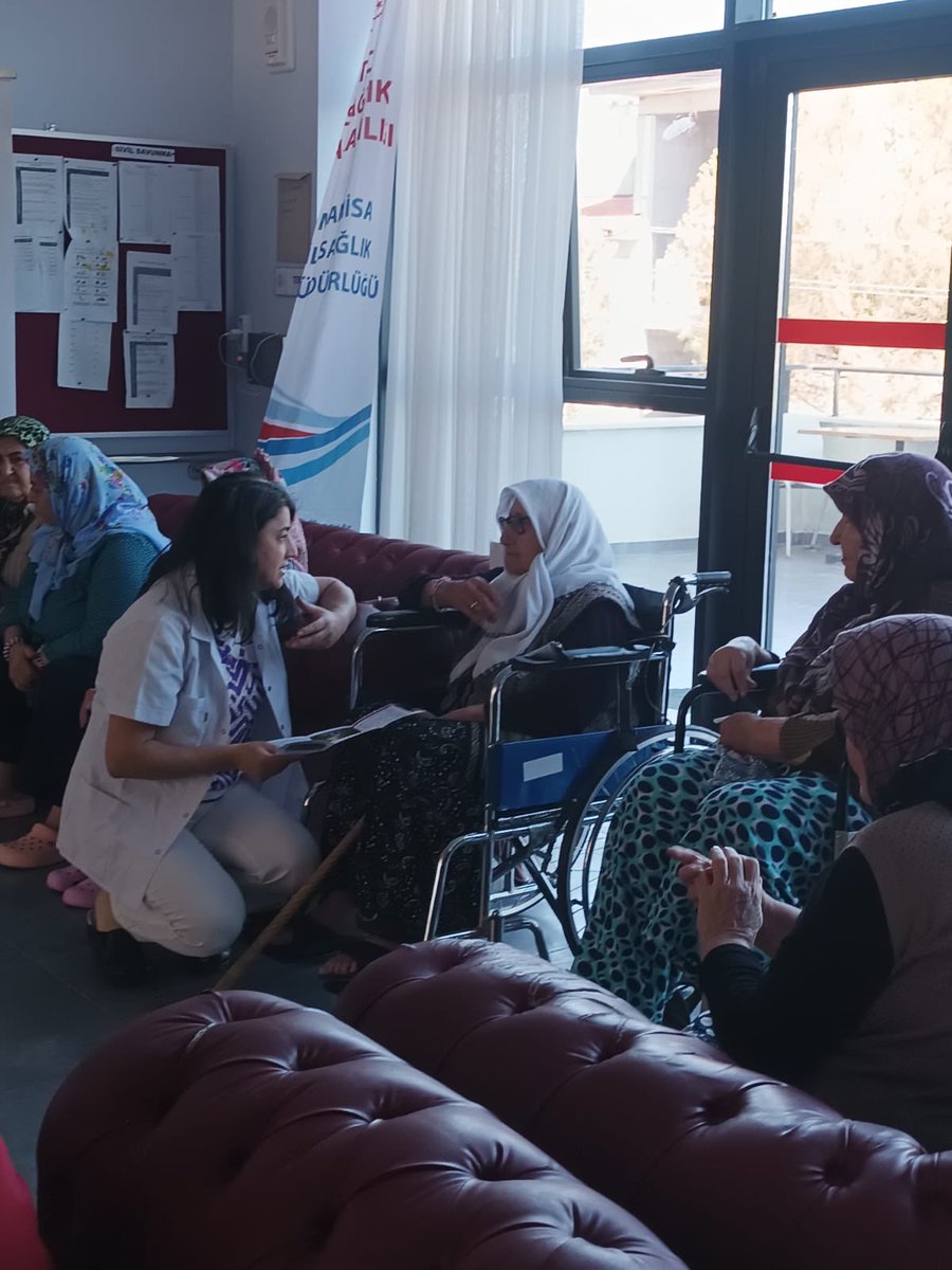 GordesIsm's tweet photo. 🧠 Alzheimer Farkındalık Eğitimleri

Mahallelerimizde, köylerimizde, huzurevi etkinliğimizde ve mobil araçla gittiğimiz köylerde Alzheimer hastalığı risk faktörleri ve korunma yolları hakkında bilgilendirme yaptık, broşürler dağıttık. 
Farkında olalım, sağlıklı yaş alalım! https://t.co/crKxX3i19f