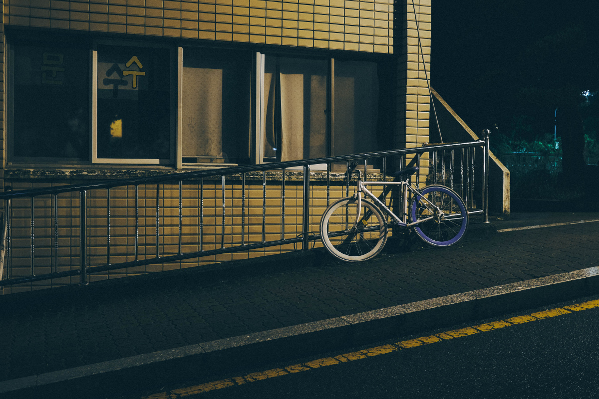 BeeFequierwyjo's tweet photo. Una tarde de calle, luz cálida y una bici abandonada en la esquina, recuerdos que se quedan en el aire. https://t.co/SxRCMB3mVM