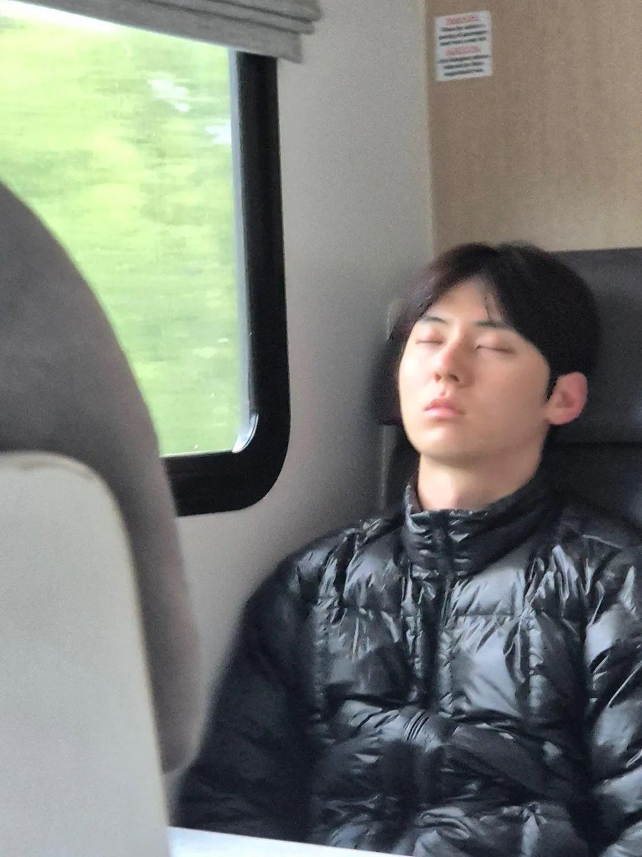 wannasni807's tweet photo. 황민현의 좋은점: 남친짤 개많음 너무 많아 https://t.co/VyAT7cinh5