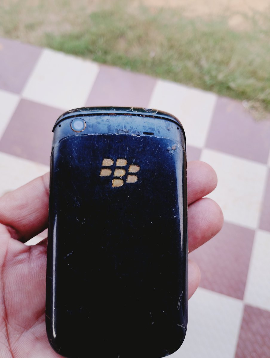 Kakajiyz's tweet photo. @grok Blackberry 9220 फोन के वो दिन भी क्या दिन थे 
छोटा सा ट्रैकबॉल जो माउस की तरह चलता था इस फोन को चलाने का अपना अलग ही मजा था आज मेरी नजर के सामने आया तभी पुराने दिन याद आ गई 

जो ये चला करता था इसमें BBM का रिचार्ज हुआ करता था काफी अच्छी स्पीड भी आया करती थी 5G की तरह से 

क्या आपने भी कभी ब्लैकबेरी फोन इस्तेमाल किया है