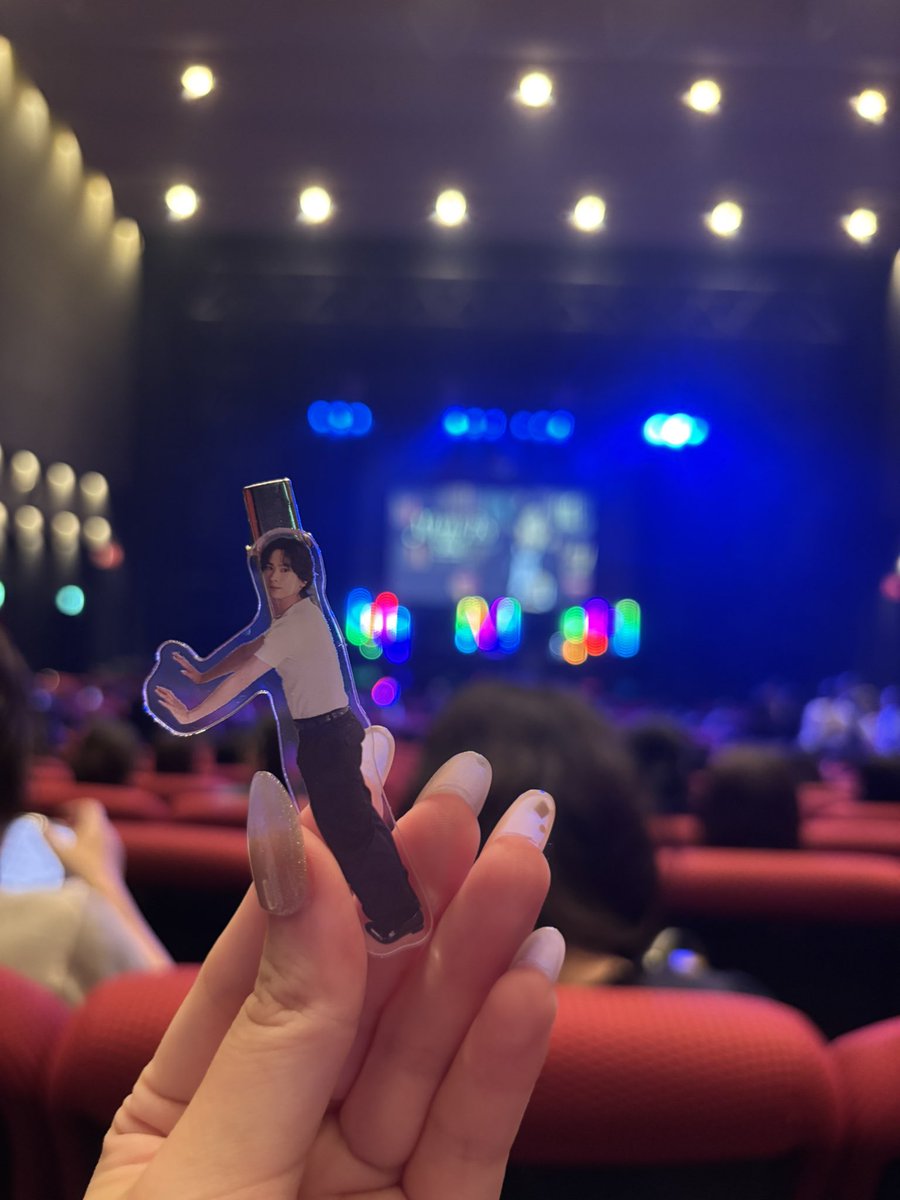 Yu_____190's tweet photo. まりフェスに行ってきました✌️
登場して一発目にお客さんに歌舞伎揚げ配ってたいっくん面白すぎた😂
テニミュと刀ミュの楽曲も歌ってくれて激アツやった🔥
麻璃央くん15周年おめでとう🎉

 #マリフェス2026 https://t.co/I9eRtr5yKp