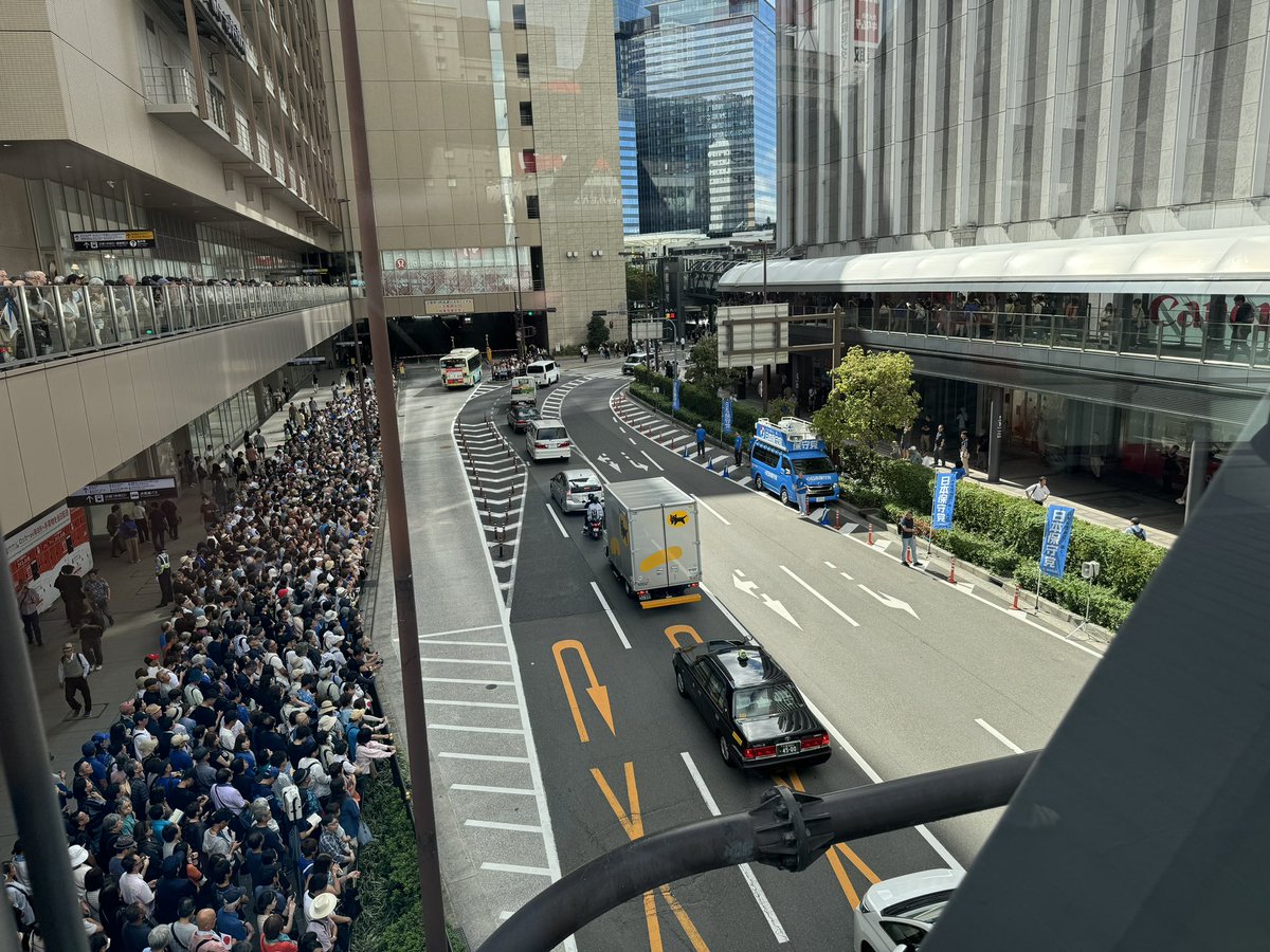 kotetudemo's tweet photo. 9月22日2年前の令和6年、3連休大街宣IN関西を決行した日。
初日はあの安倍総理最後の演説場所となった奈良大和西大寺駅前。
2日目は大阪流し街宣とグラングリーンでの挨拶。
この日の朝は大雨、それが嘘のように夕方には晴れ間も見える。
天まで日本保守党を応援しているかのように。

そして3日目、因縁でもある伝説の梅田ヨドバシ前街宣。
あの時同様この日もとてつもなく多くの聴衆が押し寄せる。
しかし前回の失敗を十二分に活かし、中止になる事無く最後まで街宣を行い事故も無く帰ってきた梅田ヨドバシ前街宣は大成功で終える。

それらの小さな事の積み重ねの結果、後に島田洋一先生を近畿比例で議席を獲得し国政に送り出すことになった。
島田先生の働きは、そこらの既存議員10年分の働きをされる。
素晴らしい方を国政に送り出すことが出来た、関西に住む私たちの誇りでもあった。
次の総選挙では島田洋一先生を再び国政へ！！