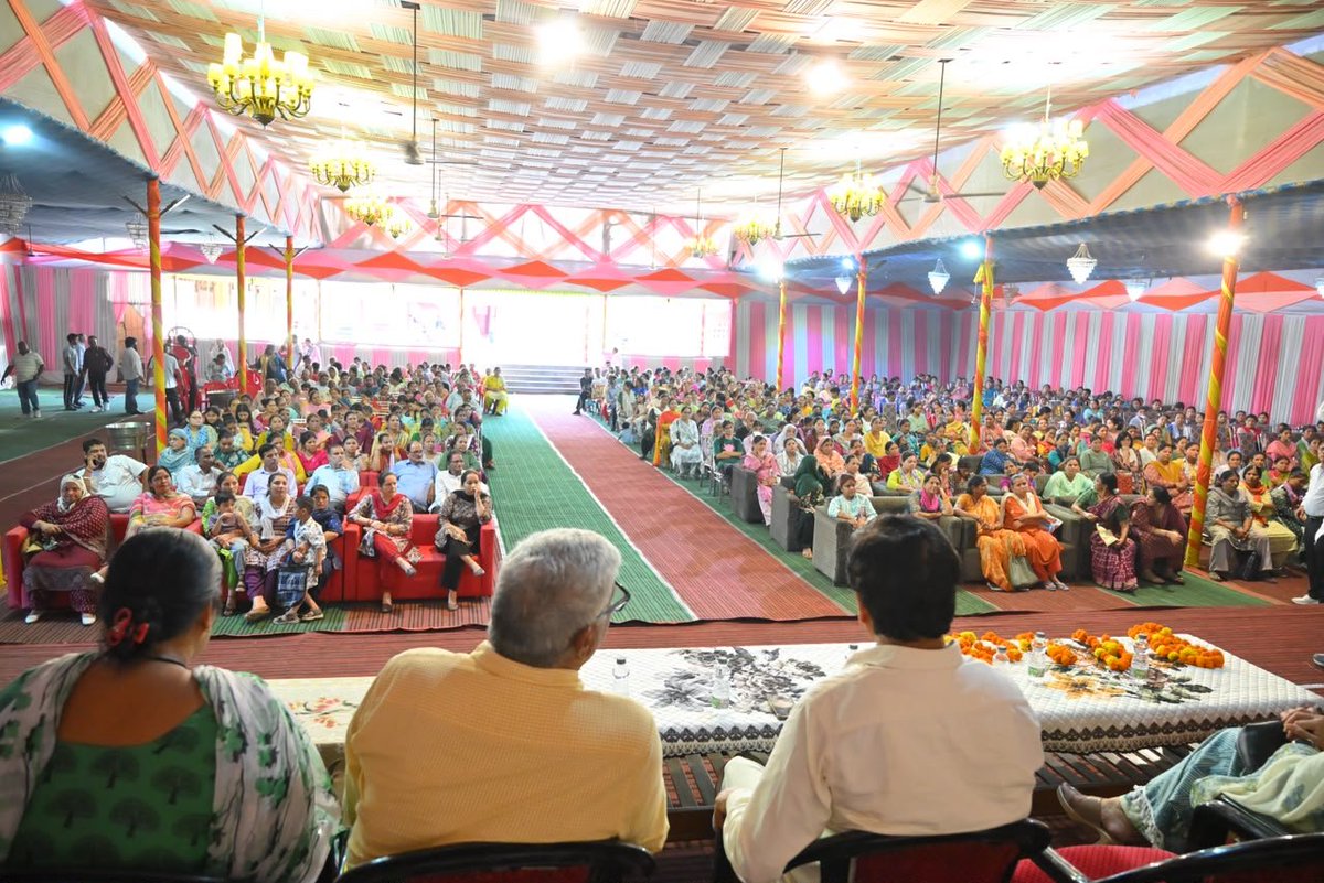 UKGaneshGodiyal's tweet photo. आज जनपद पौड़ी के अंतर्गत सराफ धर्मशाला, श्रीनगर में विगत वर्षों की परंपरा को आगे बढ़ाते हुए राठ क्षेत्र के प्रसिद्ध जैविक आलुओं का वितरण किया। यह सिर्फ आलू वितरण नहीं, बल्कि अपनी माटी की पहचान, पहाड़ की संस्कृति और अपने पारंपरिक स्वाद को जन-जन तक पहुंचाने का प्रयास है। वक्त बदलता रहेगा, लेकिन अपनी माटी की खुशबू और अपनी जड़ों से जुड़ाव हमेशा कायम रहे। इसी संकल्प के साथ यह पहल निरंतर जारी रहेगी।

इस पहल में सहयोग एवं सहभागिता के लिए सभी माताओं-बहनों, युवा साथियों एवं वरिष्ठजनों का हृदय से आभार।

#INCUttarakhand #GaneshGodiyal
