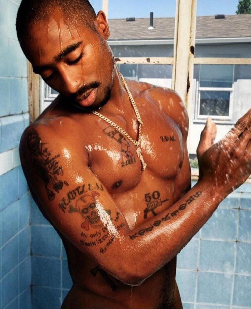 OrdoVictiDraco's tweet photo. Team 2pac ici mais le gangsta rap est une psyop et 2pac a été repéré dès la naissance en raison des activités révolutionnaires de ses parents avant d’être groomé pour devenir homosexuel puis un acteur dissocié et un rappeur instrumentalisé pour inciter la jeunesse à devenir gang https://t.co/sJLuNdqLDo