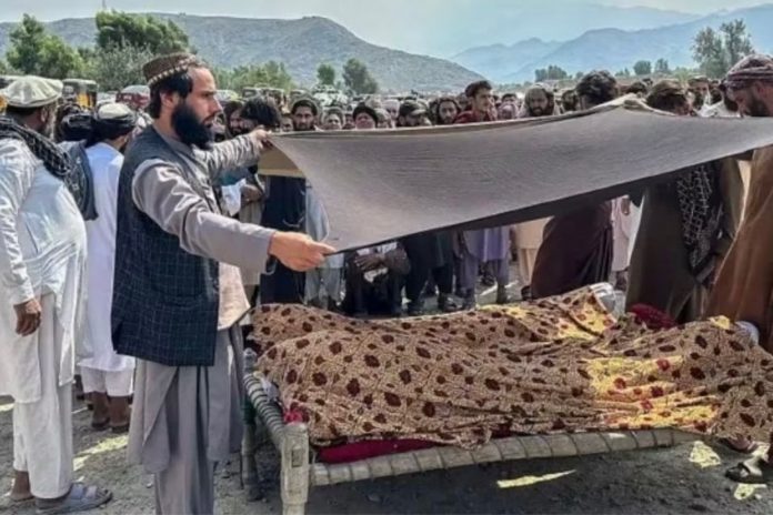 PakistanPulse_N's tweet photo. #Alert🚨
پاکستانی حملوں میں کنڑ اور پکتیکا میں 3 شہری جاں بحق،ذبیح اللہ مجاہد کا دعویٰ
افغان طالبان حکومت کے ترجمان ذبیح اللہ مجاہد کے مطابق پاکستانی فورسز نے گزشتہ رات افغان صوبوں کنڑ اور پکتیکا کے شہری علاقوں پر
1/2
#BreakingNews #Afghanistan #Pakistan #Kunar #Paktika #War https://t.co/sICK61Ytlc
