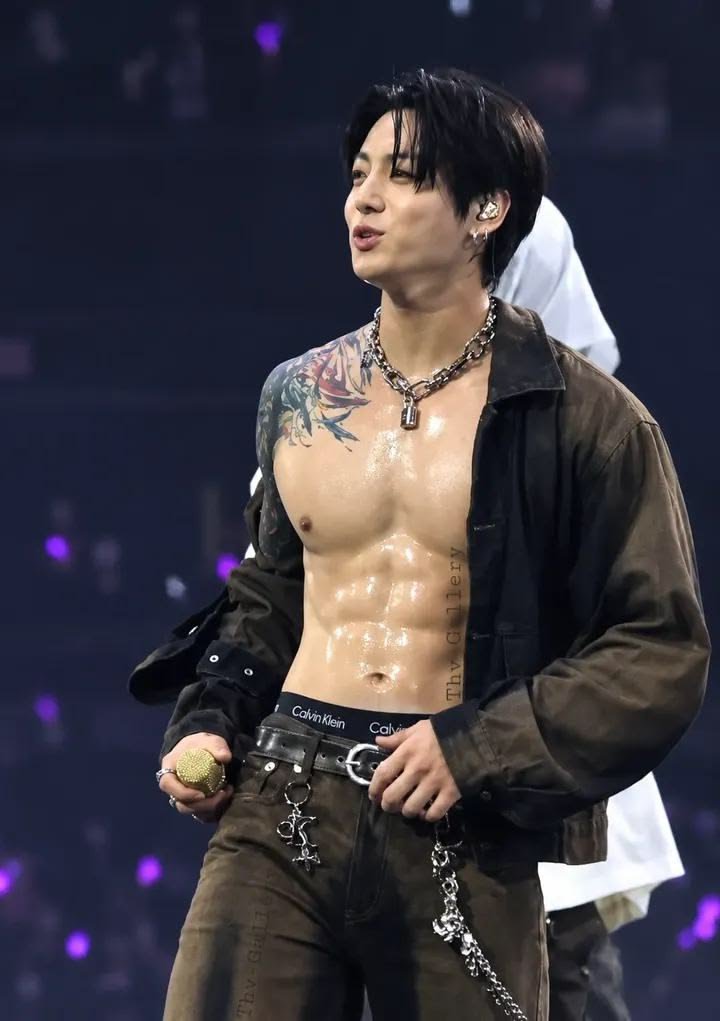 jeonisminee's tweet photo. Abs or chest? Both. https://t.co/tBAtZ9DGgs