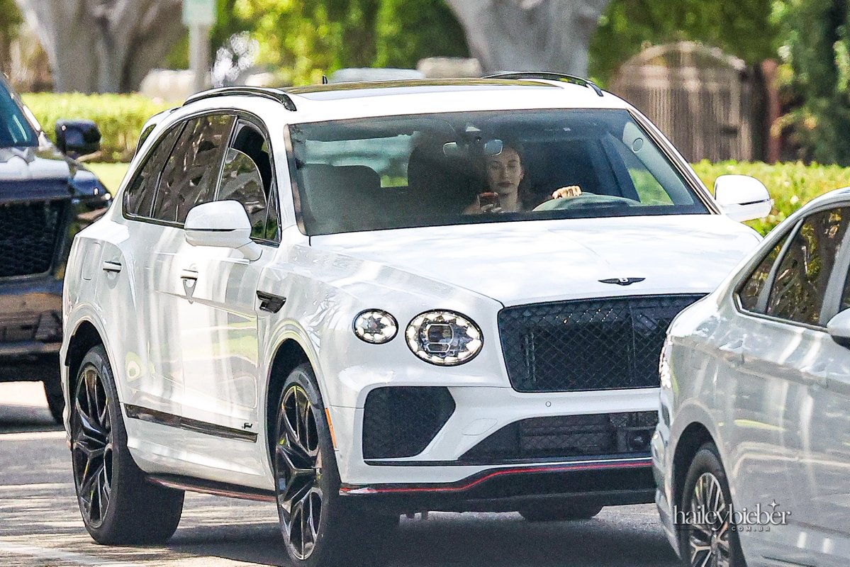 hbbrmidias's tweet photo. 20.09 | Hailey Bieber foi vista dirigindo seu carro de volta para casa após deixar a academia em Los Angeles, Califórnia.

+95 fotos em: https://t.co/6Z38BzXzq6 https://t.co/soIkM5Cmzg