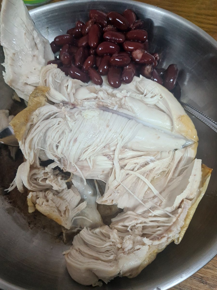 mirdooghi's tweet photo. گفتنش جرات میخواد ولی بعد ۸ سال زندگی توی آلمان دلم برای ایران تنگ شده :(

 دلم برای غذای ایرانی تنگ شده. شب ساعت ۹ که از سرکار میام، حسرت زن ایرانی توی آشپزخونه، حسرت یه غذای گرم قلبم رو مچاله میکنه. دلم برای مامانم تنگ شده. پرواز هارو که بستن همون قورمه سبزی هم برامون حسرت میشه دیگه :(((

نمیدونم آخرش قراره چی بشه ولی خدایا خودت مراقب مردممون باش ...