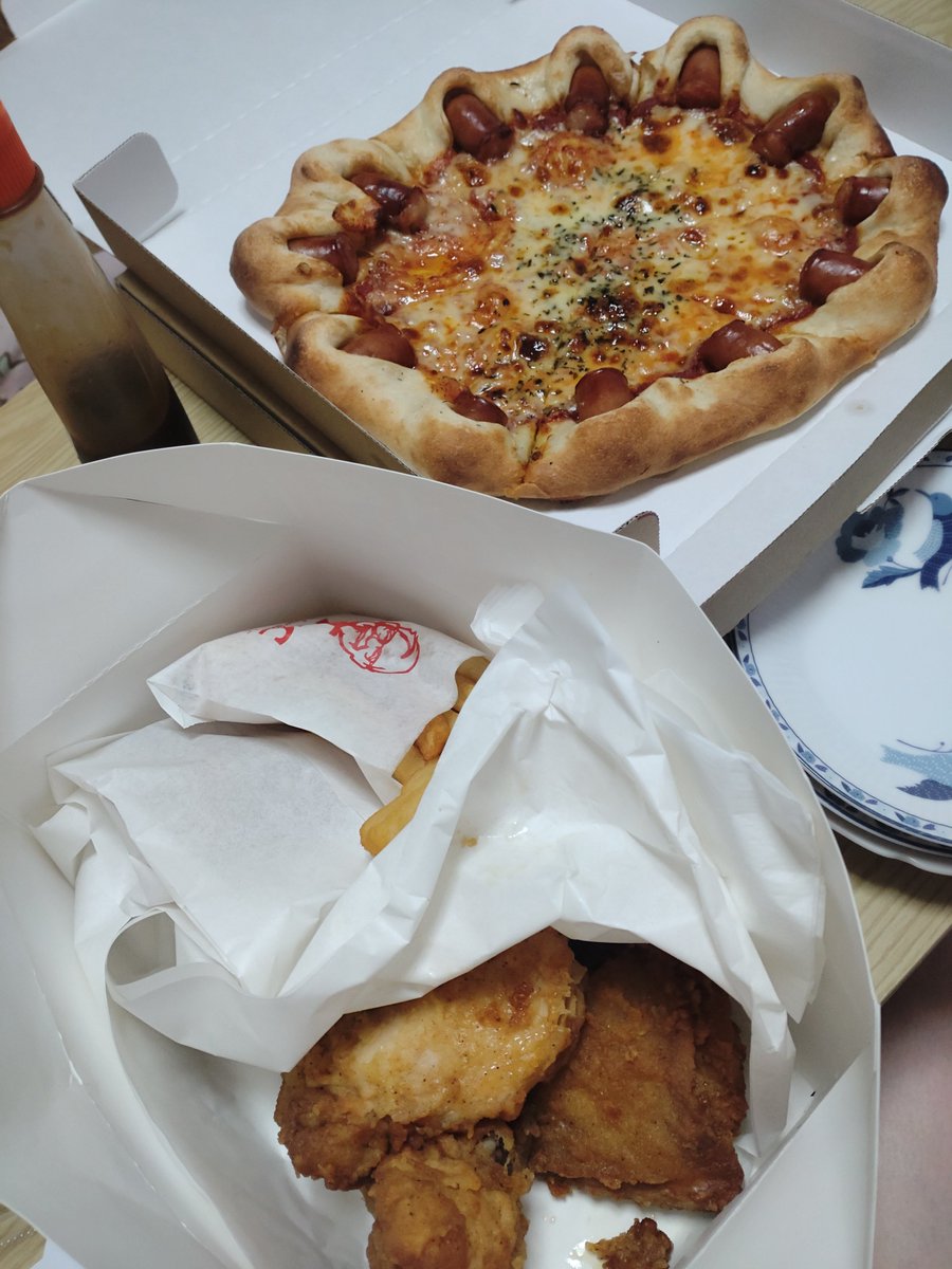 kanataro___0214's tweet photo. めっちゃおしごとでつかれたあって言ったらまぅさんがピザとケンタッキーたのんでくれたあ(*´︶`)♪♪

めっっちゃおいしかた❤ https://t.co/HTRPOChhIV