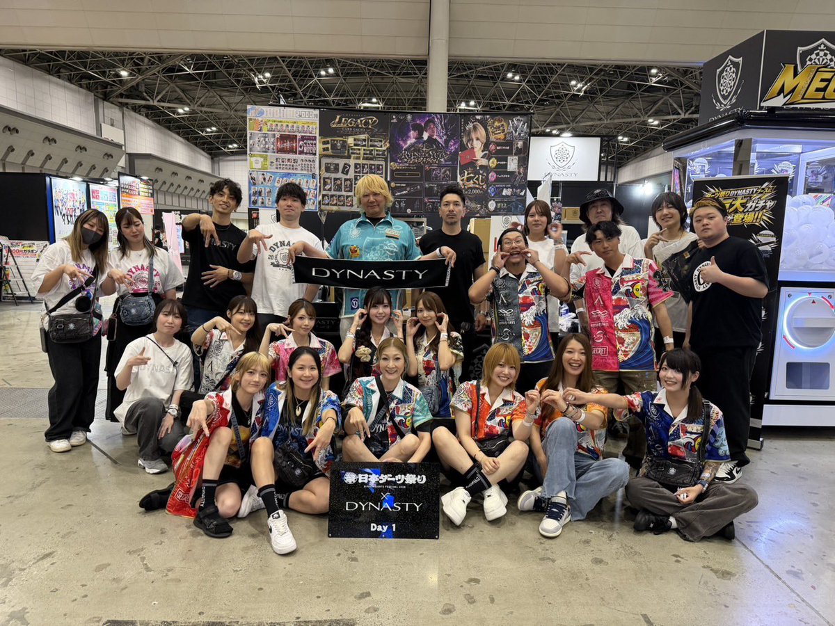 sayaka25smile's tweet photo. 🏮#DYNASTY #ダーツ祭り2026🏮

ダーツ祭り！DYNASTYブースに遊びに来てくださった皆さんありがとうございました🙇‍♀️！

今年もDYNASTYブースは大盛況で、
たくさんの方に来ていただきとっても嬉しかったです😭🌟

混雑状況によってはサインや写真をお断りさせていただいた時間帯もあり、
せっかく並んで会いに来てくださったのに申し訳ない気持ちもありましたが、
皆さんが快くご協力くださって
本当にありがとうございます🙇‍♀️😭

そしてなんと！！
Leather Case、サリーちゃんクリスタルワン、限定カラーのCoral･AK-7も完売しましてっ😭😭😭
たくさんの方に手に取っていただけて本当に嬉しいです😫ありがとうございます😭🔅

2日間の開催予定が1日になってしまったのは残念でしたが
遊びに来てくださった皆さん、
DYNASTYブースに立ち寄ってくださった皆さん、
本当にありがとうございました！！！😭🔥

📸みんなに便乗して私の戦利品も( ≖ᴗ≖​)ﾆﾔｯ
まゆみさんレイクサイド応援Tシャツとタオル、ゆきかちゃグッズも無事にゲットできた🔥💪
そして昨日ニブイチ9回連続継続達成4〜5人くらいいましたが！！
そのうちの1人！せなｻﾝ㊗️🎉
