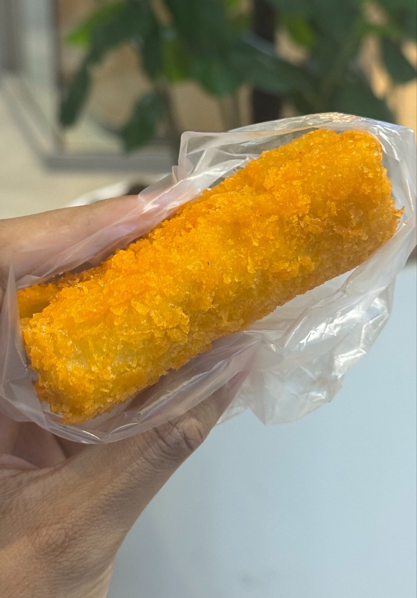 Herepaolicious's tweet photo. อร่อยมากกกกกกกก ไส้กรอกคัตสึบาร์บีคิวชีส ซื้อมาแบบงงๆ ไม่ได้คาดหวังมาก แต่กลายเป็นว่าอร่อยถูกใจสุบๆ ราคาเบาๆ18฿😍

แป้งกรุบนอก ขนมปังนุ่มใน ไส้กรอกเคี้ยวกรุบๆ อร่อยเข้ากันดีมากกก ถูกใจสไตล์เด็กอ้วนชอบขนมแป้งเชิงซ้อนสุบๆ😌

📍ร้าน Yume Pan @ Samyan Mitrtown https://t.co/YrhXiupkIi