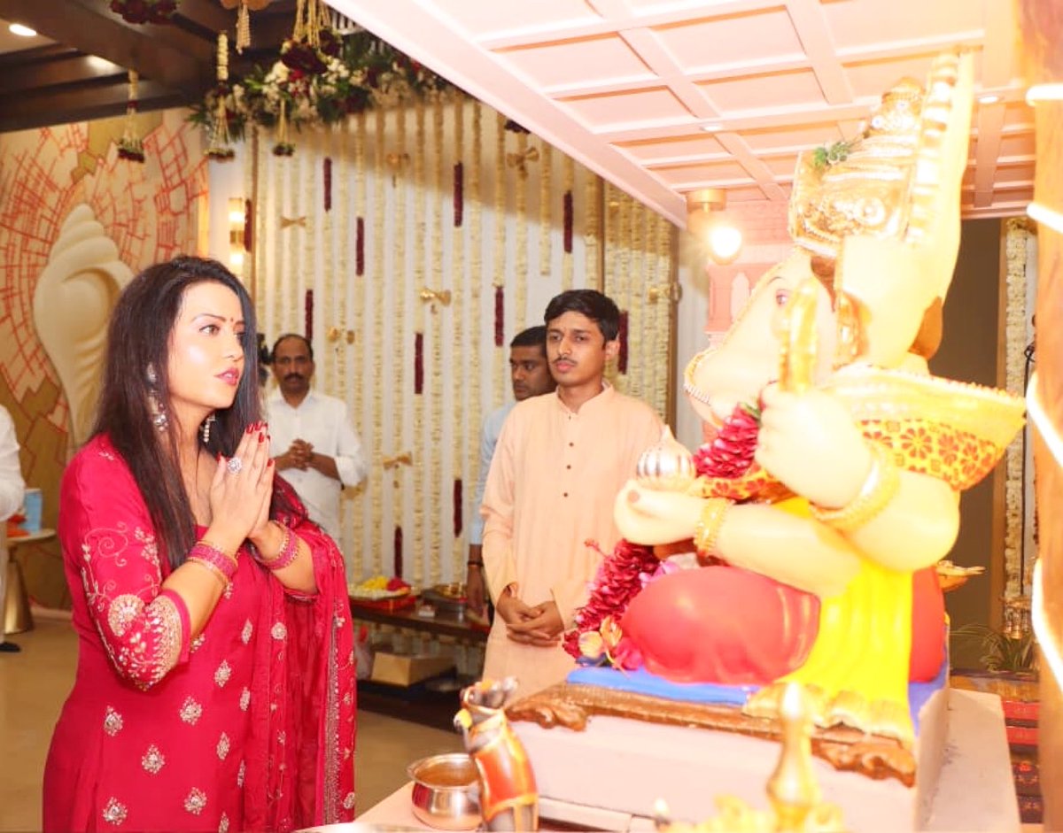 fadnavis_amruta's tweet photo. मुंबई येथील वर्षा निवासस्थानी आजचे श्री गणेश पूजन !
Love you #Bappa ! https://t.co/6hnsZZSkRO