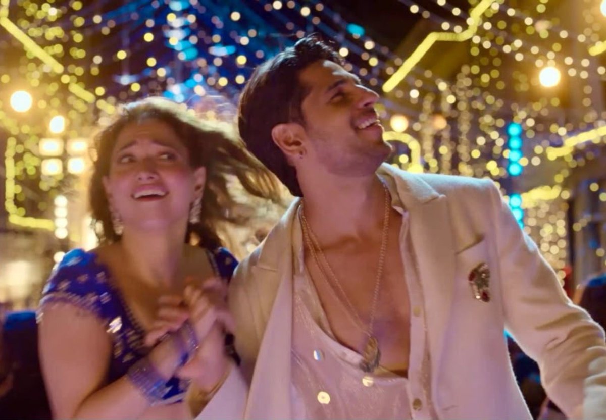 SAMTHEBESTEST_'s tweet photo. #KaalaChashma #Chull and now #SidharthMalhotra is back with a new banger #ThummakThummak 🤩😘💥
This one's a solid party number with Sid's sizzling energy and moves ❤️
He is stealing the show with his looks and party moves. #TheVvaan is shaping up to an exciting project for Sid and his fans so far ⭐
Waiting for the ultimate theatrical experience now 🎥