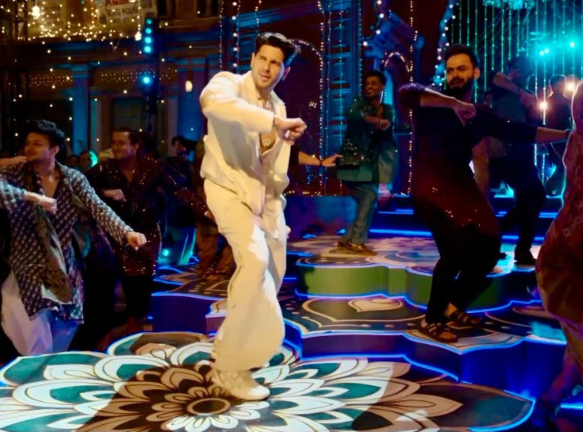SAMTHEBESTEST_'s tweet photo. #KaalaChashma #Chull and now #SidharthMalhotra is back with a new banger #ThummakThummak 🤩😘💥
This one's a solid party number with Sid's sizzling energy and moves ❤️
He is stealing the show with his looks and party moves. #TheVvaan is shaping up to an exciting project for Sid and his fans so far ⭐
Waiting for the ultimate theatrical experience now 🎥