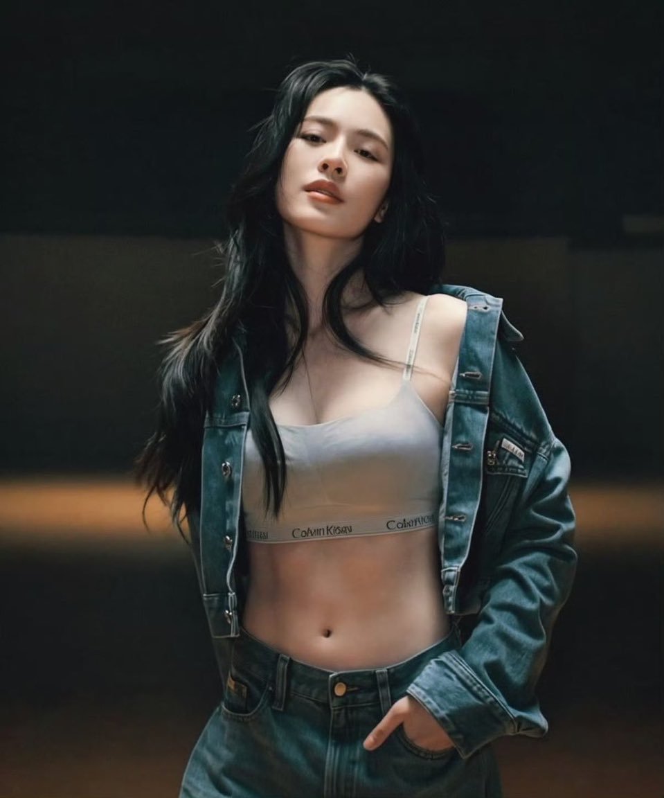 Coco9926505449's tweet photo. Ling Ling Kwong กับ Calvin Klein  แคมเปญเดนิม Fall 2026  Feel the Fit คือที่สุดของปี 2026 ความรู้สึกแรกที่เห็นคืออยากไปซื้อ CK มาใส่หลิงหลิง คอง สวย เทห์ เซ็กซี่นิดๆแบบพอดี ดีมากจริงๆ ทุกอย่างลงตัว Perfect 

#LinglingKwongxCalvinKlein
#CalvinKlein #LinglingKwong 
@linglingsirilak @CalvinKlein