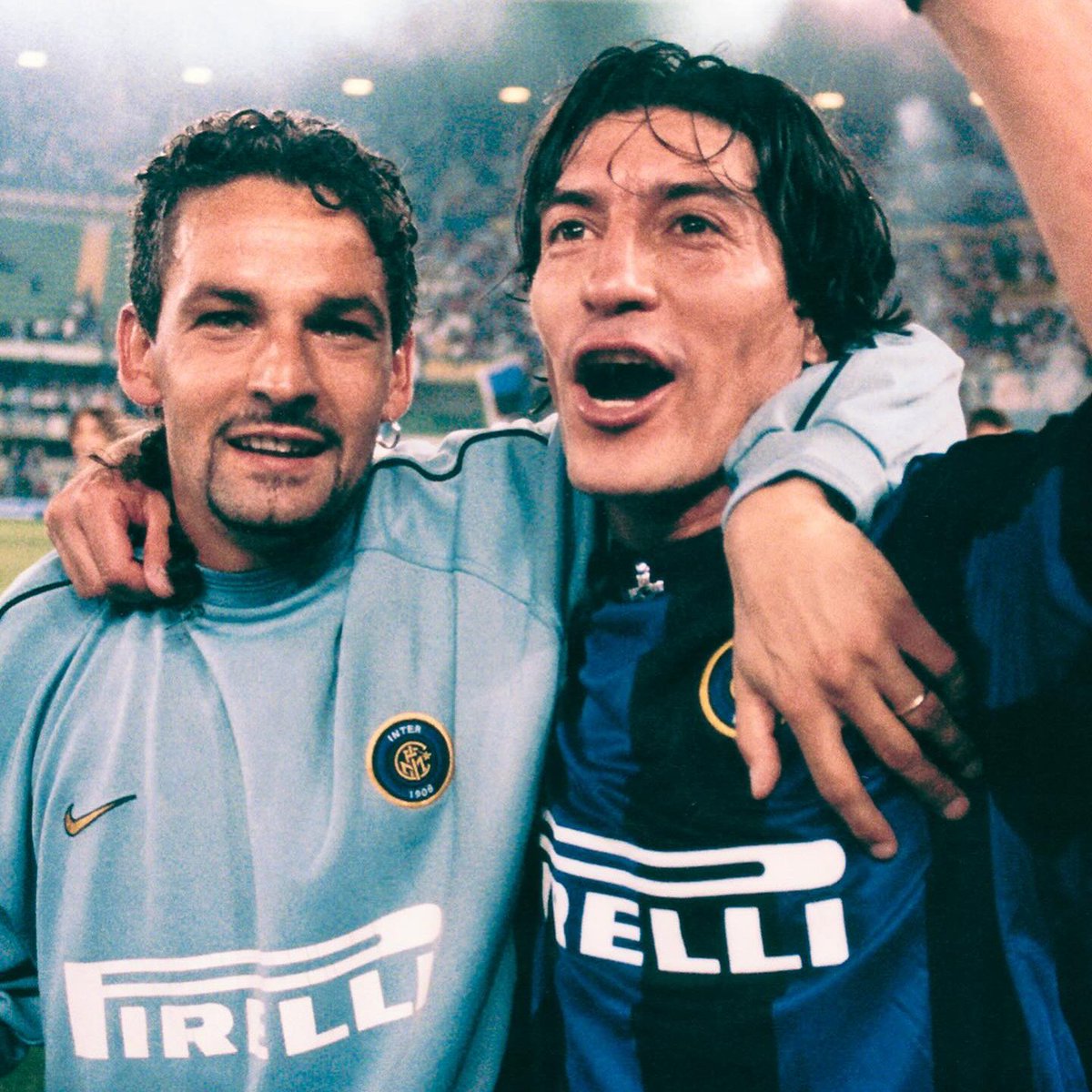 90sfootball's tweet photo. Roberto Baggio and Ivan Zamorano. https://t.co/ufRxzzFGaF