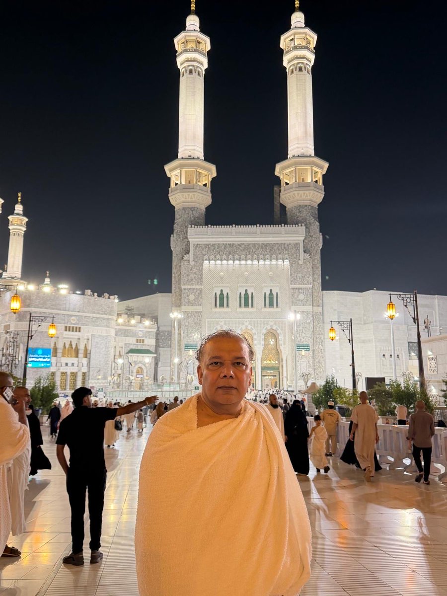 aamirghauri's tweet photo. Did not have the courage or audacity to take my phone inside the Harem 🕋 , so no personal pictures, my friends. I presented myself to my Creator and sought forgiveness for all I did throughout my mundane life is sin.
But trust me, I have prayed for all of you. May Allah (SWT) grant us all His special Bounties, Benevolence & Barakah as He has always done from the day we started our lives. Alhamdolillah.