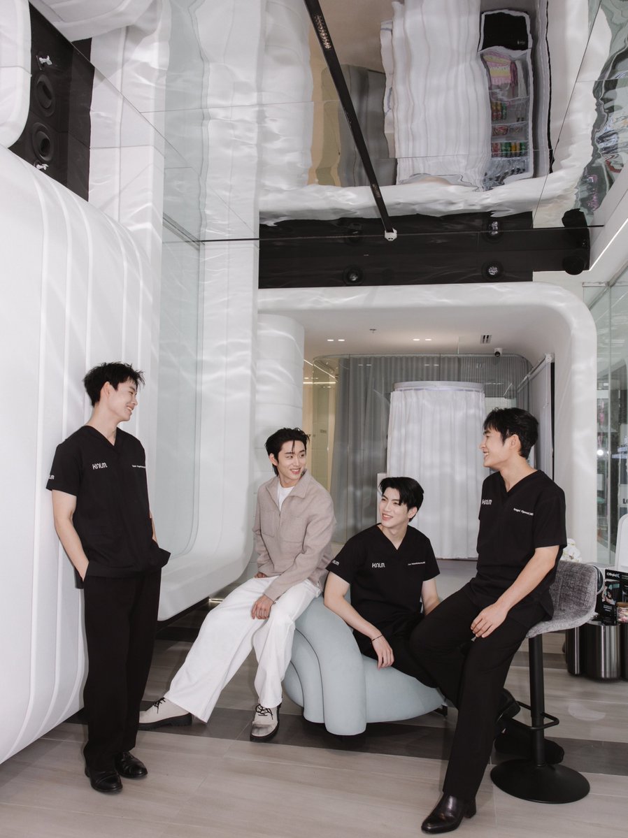 ESTJFC's tweet photo. [2026.9.21]
IG Post Update | est_rvp

🔗 https://t.co/31oqU2WW8t

🦈Check in だよ、P’Kalm 💙

自分自身をケアしたい人なら、肌のビタミンドリップから、リフトアップ系の施術、肌のケアまで、EstはKalm Clinicを全力でおすすめします！🥳
先生たちがみんな本当に優しくて素敵なんです〜〜〜〜！

#est_rvp 
#KalmClinicxEST #KalmClinic
#คาล์มยกหน้าXS