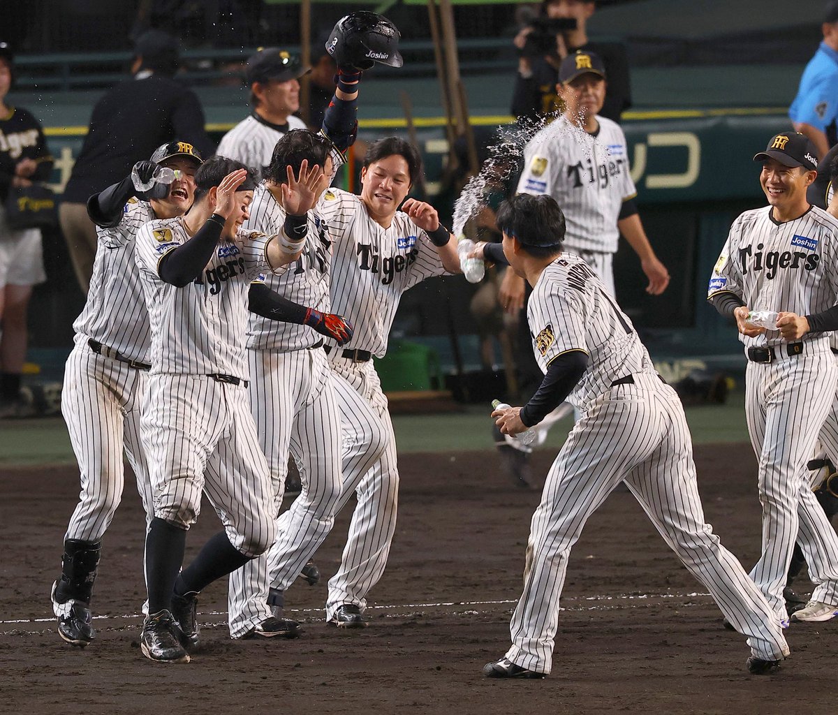 NikkanNaruohama's tweet photo. 【4コマ漫画風】

#大山悠輔 選手の劇的サヨナラ弾の裏では…
#佐藤輝明 選手 #森下翔太 選手のこんなやり取りがありました🤭

#tigers #hanshin #阪神タイガース #水をかけて #気づいて #すかさず反撃 #でもやめません https://t.co/cTPZJd3FRo