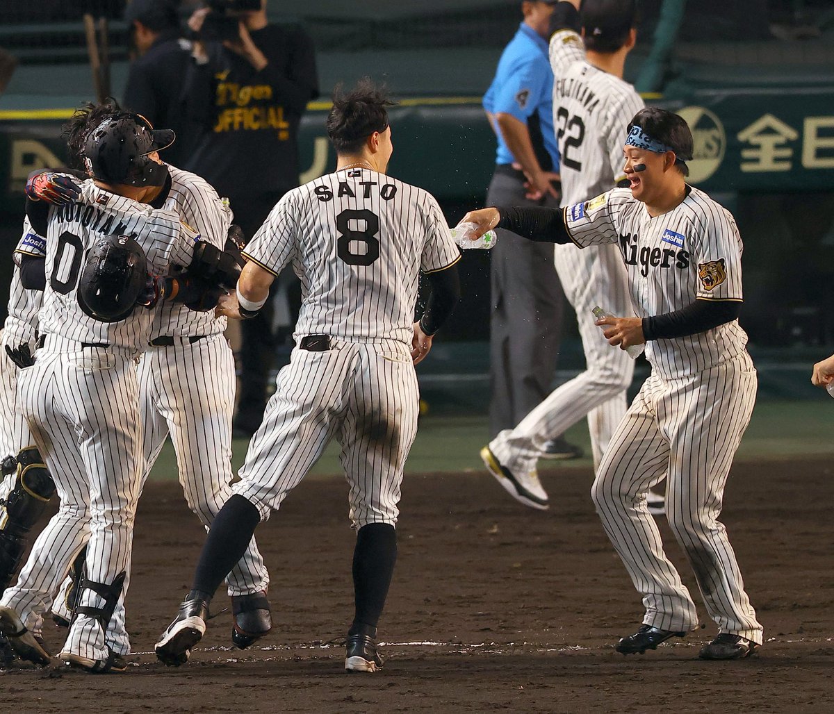 NikkanNaruohama's tweet photo. 【4コマ漫画風】

#大山悠輔 選手の劇的サヨナラ弾の裏では…
#佐藤輝明 選手 #森下翔太 選手のこんなやり取りがありました🤭

#tigers #hanshin #阪神タイガース #水をかけて #気づいて #すかさず反撃 #でもやめません https://t.co/cTPZJd3FRo
