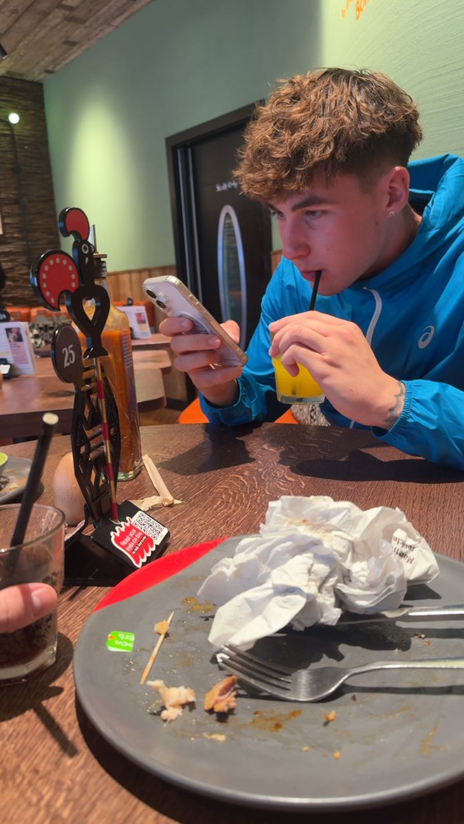 yourmasternaz's tweet photo. which good boy is paying for lunch and cinema..messages 😜💸 #cashmaster #alpha #master #findom https://t.co/aKT4TiRyRR