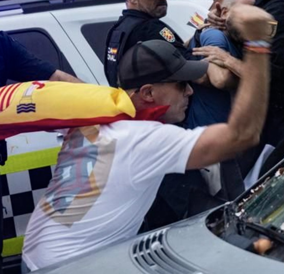 pollonidas69_'s tweet photo. Vamos a ponerle cara a algunos de los perros rabiosos que ayer intentaron linchar en el puerto de Ceuta a una diputada y a dos abogados. Que se vean bien sus caras, por si la policía necesita ayuda para identificarlos, que por ahora parece que sí... https://t.co/hhzHk6PtSO