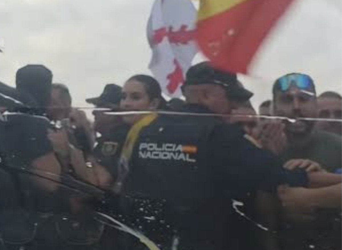 pollonidas69_'s tweet photo. Vamos a ponerle cara a algunos de los perros rabiosos que ayer intentaron linchar en el puerto de Ceuta a una diputada y a dos abogados. Que se vean bien sus caras, por si la policía necesita ayuda para identificarlos, que por ahora parece que sí... https://t.co/hhzHk6PtSO