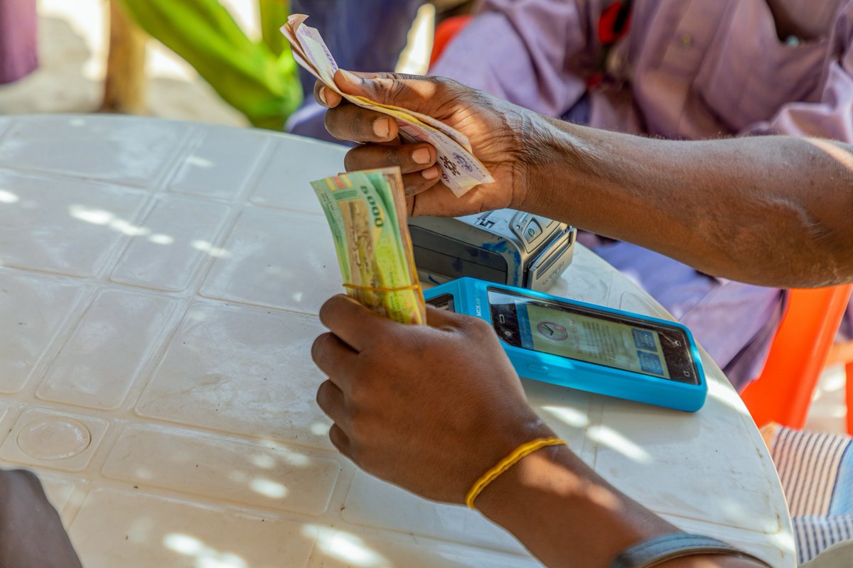 WFP_Chad's tweet photo. 📍Tchad 🇹🇩
À Baga Sola, les transferts monétaires permettent aux familles déplacées internes, comme celle de Kandey, veuve ayant fui les violences dans la province du Lac, de couvrir leurs besoins les plus urgents.
En appui aux efforts du Gouvernement et du système des @OnuTchad, le @WFP_Chad apporte une assistance vitale aux populations nouvellement déplacées et contribue à préserver leur dignité tout en renforçant leur résilience.
