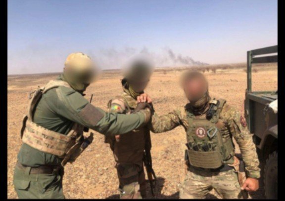 RussafriqueTv's tweet photo. Un colon Russe de Wagner posant fièrement avec deux de ses subalternes Maliens... Image publiée par un compte de la PMC Wagner. https://t.co/xAqYEAP7cF