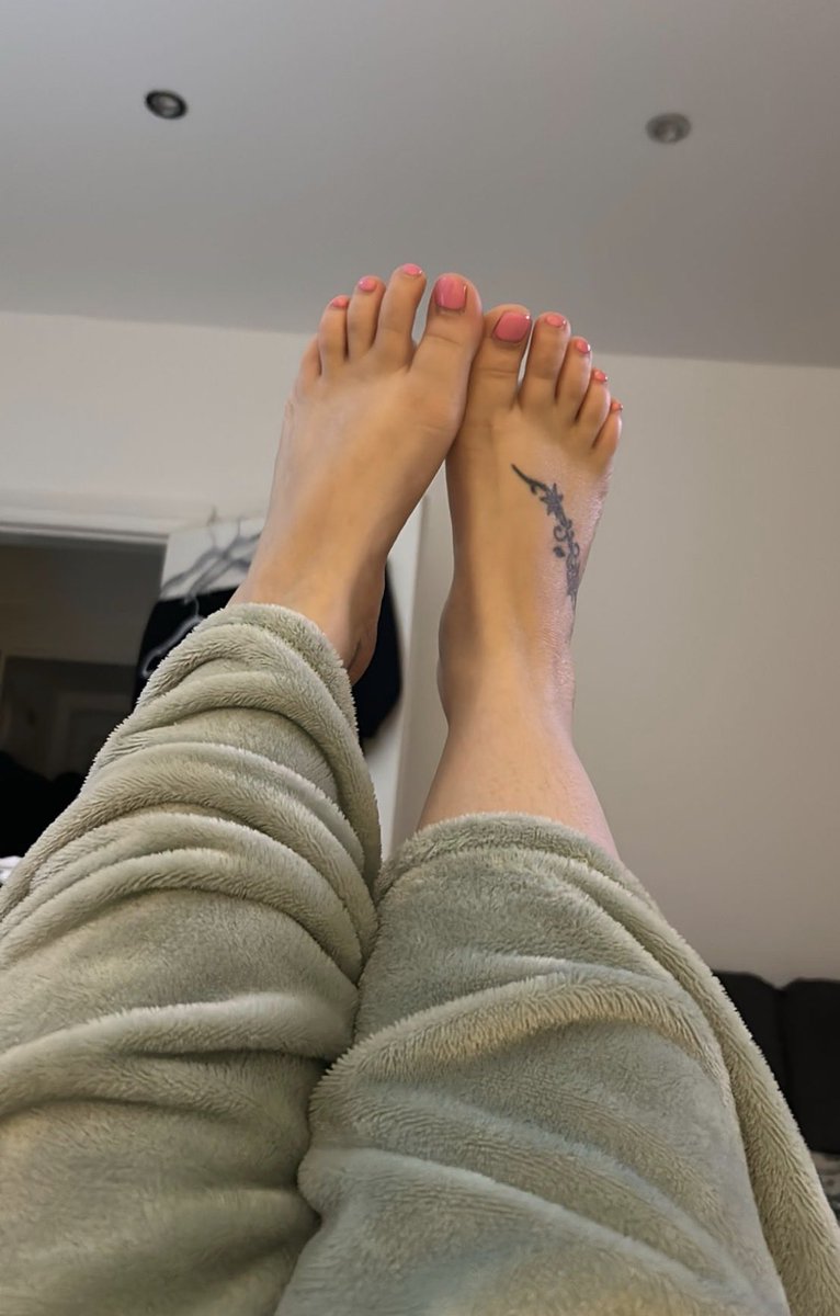 HjghGghh29563's tweet photo. @FeetFinder Where’s a cock when I need one?? https://t.co/f7JPwR1geU https://t.co/DgC85YlsDj