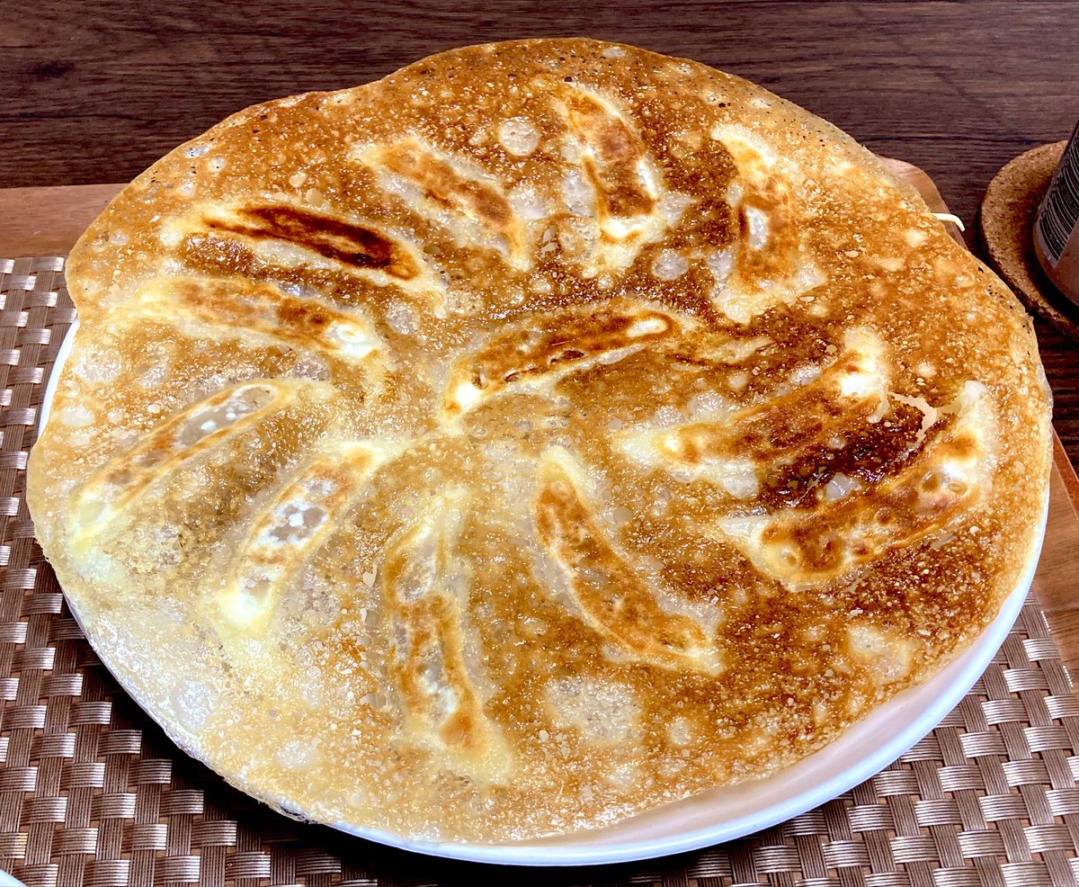 ittutti's tweet photo. 普段自炊しないバツイチのおっさんでも
冷凍餃子だけは上手に焼けるのだよ https://t.co/9eOPmttZ8O