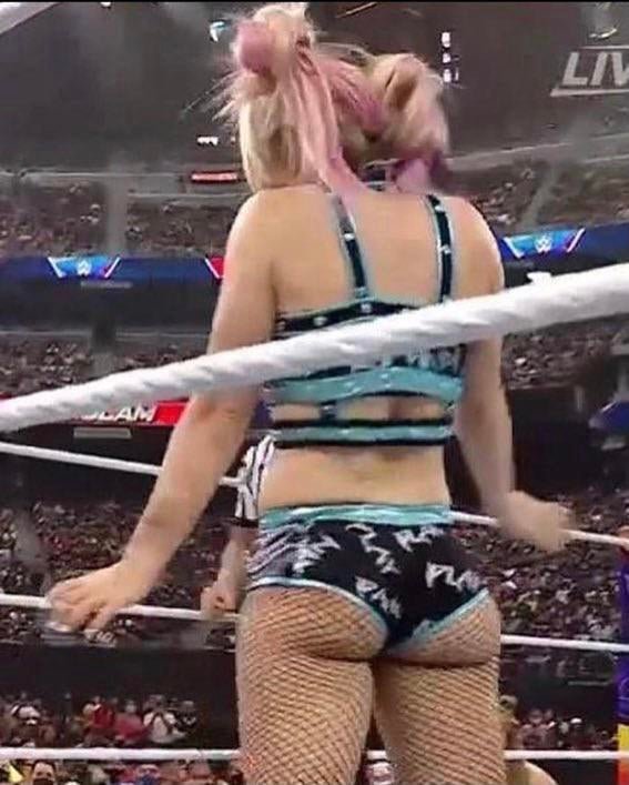 AlexaBliss2077's tweet photo. You aren't able to finish that cake. https://t.co/11yOEyW4QK