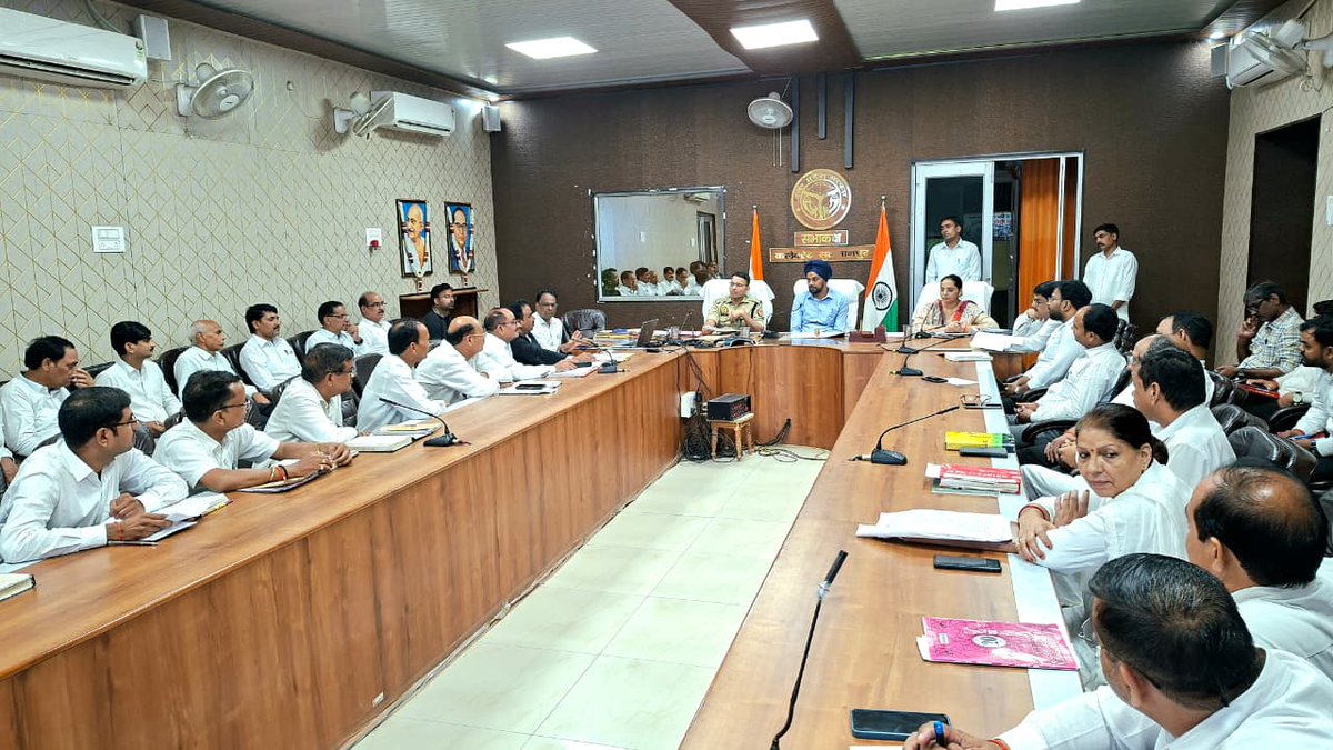 sultanpurpolice's tweet photo. अभियोजन कार्यों की समीक्षा बैठक

आज दिनांक 21.09.2026 को कलेक्ट्रेट सभागार, सुलतानपुर में @SultanpurDm  श्री इन्द्रजीत सिंह एवं #Sp_Str श्री विनीत जायसवाल की संयुक्त अध्यक्षता में अभियोजन कार्यों की समीक्षा बैठक सम्पन्न हुई। बैठक में लंबित अभियोगों, प्रभावी पैरवी एवं वादों के त्वरित निस्तारण की समीक्षा कर संबंधित अधिकारियों को आवश्यक दिशा-निर्देश दिए गए।

#SultanpurPolice #UPPolice
