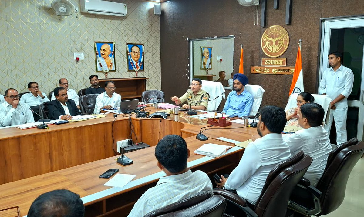 sultanpurpolice's tweet photo. अभियोजन कार्यों की समीक्षा बैठक

आज दिनांक 21.09.2026 को कलेक्ट्रेट सभागार, सुलतानपुर में @SultanpurDm  श्री इन्द्रजीत सिंह एवं #Sp_Str श्री विनीत जायसवाल की संयुक्त अध्यक्षता में अभियोजन कार्यों की समीक्षा बैठक सम्पन्न हुई। बैठक में लंबित अभियोगों, प्रभावी पैरवी एवं वादों के त्वरित निस्तारण की समीक्षा कर संबंधित अधिकारियों को आवश्यक दिशा-निर्देश दिए गए।

#SultanpurPolice #UPPolice