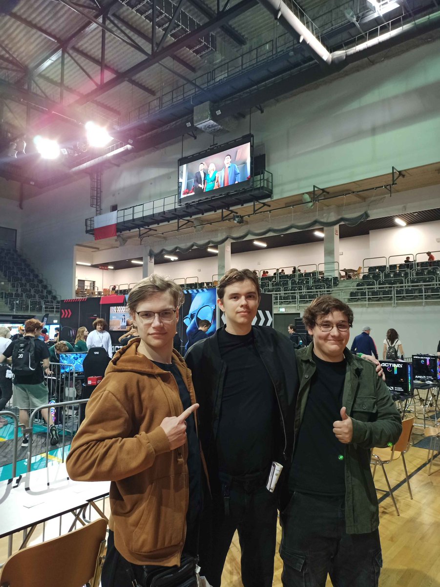 GameLordStudio's tweet photo. Ekipa Game Lords na międzynarodowym festiwalu komiksu i gier w Łodzi. 
Następnym razem chcemy stanąć po drugiej stronie, z własnym stoiskiem i demem Shlobners. 
Trzymajcie kciuki 🤞.
#gamelords #indie #gamedev  #MFKiG #FestiwalKomiksu #komiks #komiksy #festiwalkomiksu #Łódź #Lodz https://t.co/K55kyEjtyy