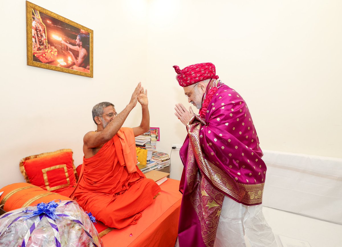 AmitShah's tweet photo. ದೆಹಲಿಯಲ್ಲಿ ನಡೆಯುತ್ತಿರುವ ಉಡುಪಿಯ ಪೇಜಾವರ ಮಠದ ಪರಮಪೂಜ್ಯ ಶ್ರೀ ವಿಶ್ವಪ್ರಸನ್ನ ತೀರ್ಥ ಸ್ವಾಮೀಜಿಯವರ 39ನೇ ಪವಿತ್ರ ಚಾತುರ್ಮಾಸ್ಯ ವ್ರತದ ಸಂದರ್ಭದಲ್ಲಿ ಅವರನ್ನು ಭೇಟಿಯಾಗಿ, ಆಶೀರ್ವಾದವನ್ನು ಪಡೆದುಕೊಂಡಿದ್ದು ನನ್ನ ಸೌಭಾಗ್ಯ.

ನಮ್ಮ ಸಂಸ್ಕೃತಿಯಲ್ಲಿ ಚಾತುರ್ಮಾಸ್ಯ ವ್ರತವು ಪವಿತ್ರ ಆಚರಣೆಯಾಗಿದ್ದು, ನಮ್ಮ ಪೂಜ್ಯ ಸನ್ಯಾಸಿಗಳು ಧ್ಯಾನ, ಸಂಯಮ ಮತ್ತು ಆಂತರಿಕ ಜಾಗೃತಿಯ ಮೂಲಕ ಅನುಸರಿಸುವ ಈ ಆಚರಣೆ ತ್ಯಾಗದ ಅತ್ಯುನ್ನತ ಸದ್ಗುಣವನ್ನು ನಮಗೆ ಪರಿಚಯಿಸುತ್ತದೆ. ಸ್ವಾಮೀಜಿಯವರ ಅಂತರಂಗದ ಬೆಳಕು ಮಾನವೀಯತೆಯೆಡೆಗಿನ ಮಾರ್ಗವನ್ನು ಬೆಳಗಿಸಲಿ.