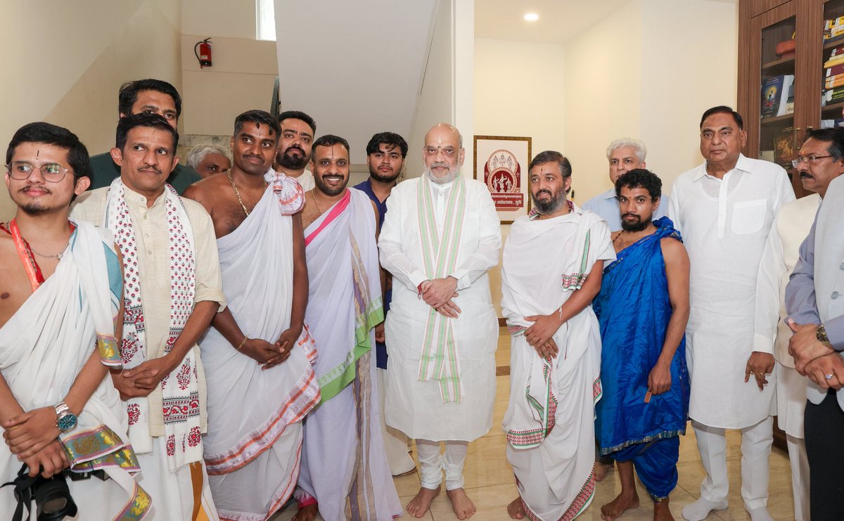 AmitShah's tweet photo. ದೆಹಲಿಯಲ್ಲಿ ನಡೆಯುತ್ತಿರುವ ಉಡುಪಿಯ ಪೇಜಾವರ ಮಠದ ಪರಮಪೂಜ್ಯ ಶ್ರೀ ವಿಶ್ವಪ್ರಸನ್ನ ತೀರ್ಥ ಸ್ವಾಮೀಜಿಯವರ 39ನೇ ಪವಿತ್ರ ಚಾತುರ್ಮಾಸ್ಯ ವ್ರತದ ಸಂದರ್ಭದಲ್ಲಿ ಅವರನ್ನು ಭೇಟಿಯಾಗಿ, ಆಶೀರ್ವಾದವನ್ನು ಪಡೆದುಕೊಂಡಿದ್ದು ನನ್ನ ಸೌಭಾಗ್ಯ.

ನಮ್ಮ ಸಂಸ್ಕೃತಿಯಲ್ಲಿ ಚಾತುರ್ಮಾಸ್ಯ ವ್ರತವು ಪವಿತ್ರ ಆಚರಣೆಯಾಗಿದ್ದು, ನಮ್ಮ ಪೂಜ್ಯ ಸನ್ಯಾಸಿಗಳು ಧ್ಯಾನ, ಸಂಯಮ ಮತ್ತು ಆಂತರಿಕ ಜಾಗೃತಿಯ ಮೂಲಕ ಅನುಸರಿಸುವ ಈ ಆಚರಣೆ ತ್ಯಾಗದ ಅತ್ಯುನ್ನತ ಸದ್ಗುಣವನ್ನು ನಮಗೆ ಪರಿಚಯಿಸುತ್ತದೆ. ಸ್ವಾಮೀಜಿಯವರ ಅಂತರಂಗದ ಬೆಳಕು ಮಾನವೀಯತೆಯೆಡೆಗಿನ ಮಾರ್ಗವನ್ನು ಬೆಳಗಿಸಲಿ.