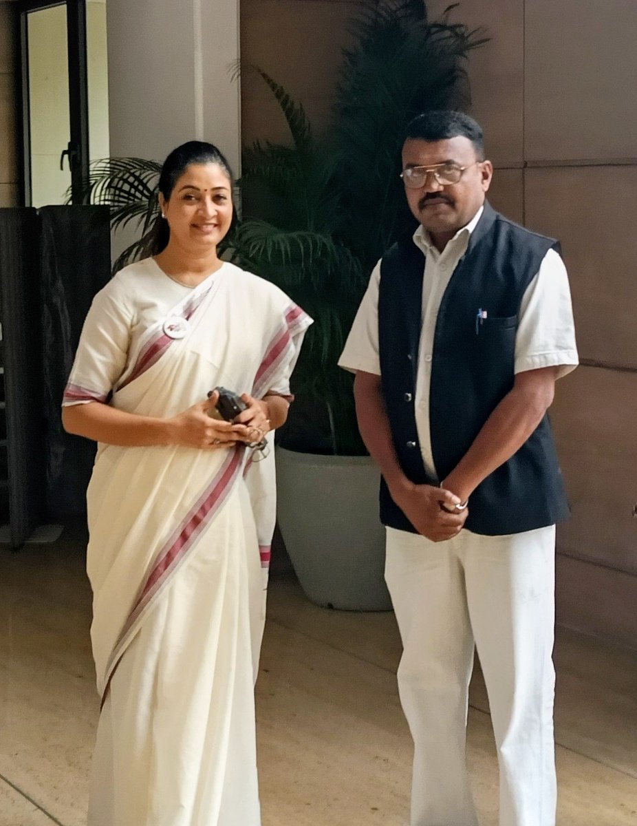 BalaramKolte's tweet photo. अखिल भारतीय महिला कांग्रेस क��ेटी की अध्यक्षा श्रीमती @LambaAlka जी को जन्मदिन की हार्दिक बधाई एवं शुभकामनाएं 💐🎂🎉 
प्रकृति आपको हमेशा कुशल स्वास्थ्य प्रदान करें 🌹 
@LambaAlka @RahulGandhi @INCIndia @priyankagandhi https://t.co/e08JDfiwzr