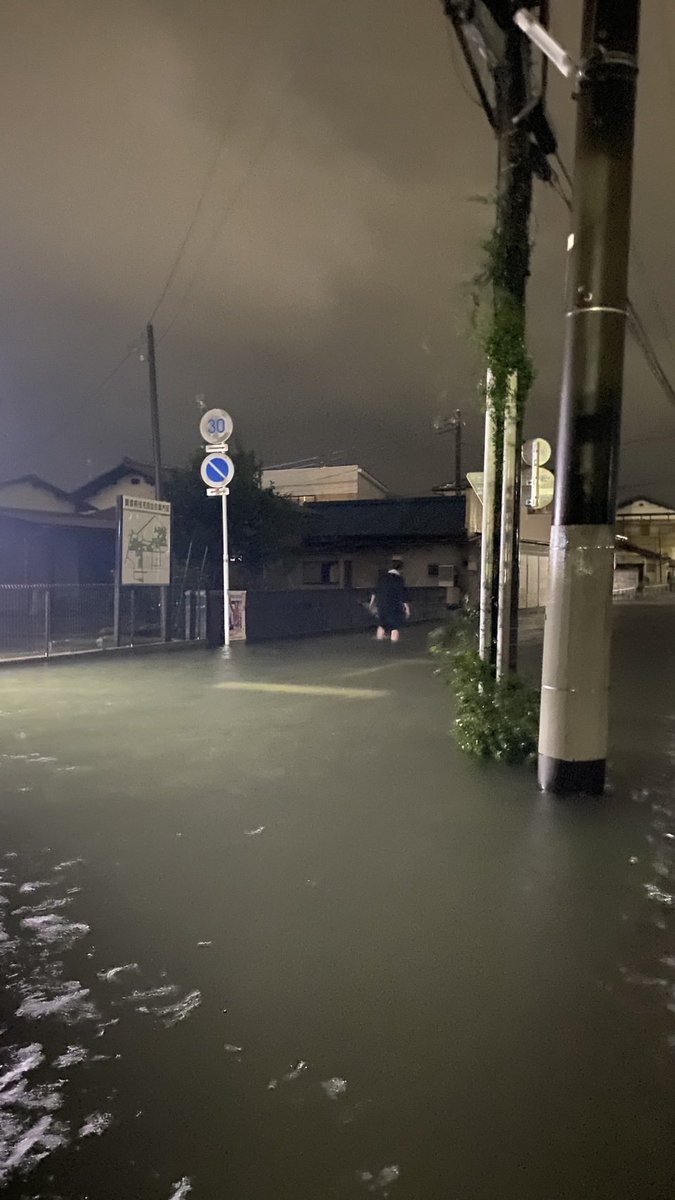 goemon_1101's tweet photo. 川がプチ氾濫したみたいなので早野店は帰るのを諦めて徹夜でUNOが最良の判断になりそうです。
市原方面や旧外房有料付近も崩れて道が寸断されてます。
山の近くは避けましょう。
皆様お気をつけて。 https://t.co/Ac1QeX1ZGk