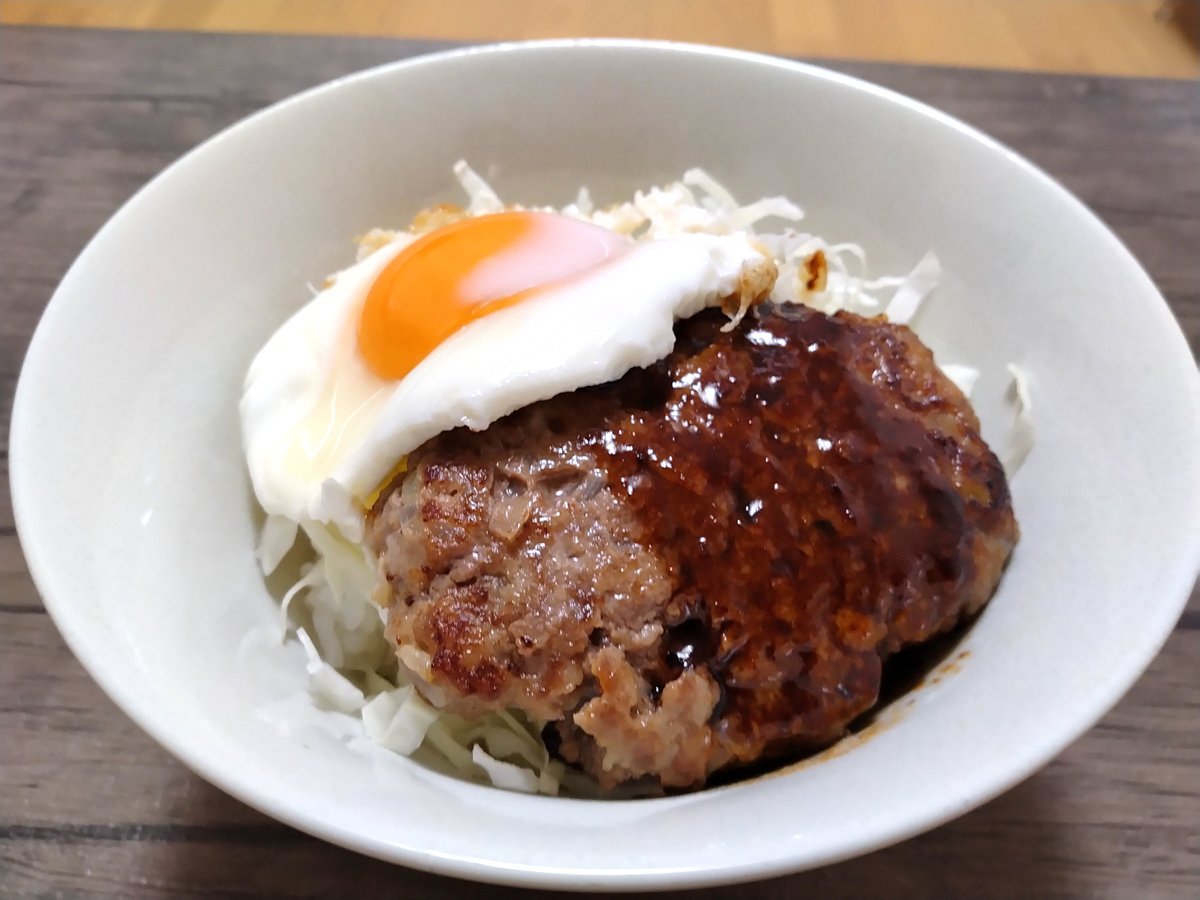 sunbearTama's tweet photo. 晩ごはん。
目玉焼きに一部分がフライパンに引っ付いて裂けた😩
残った種でミートボールを作ったので、弁当用にストックしておく。 https://t.co/jN9qdFmlaK