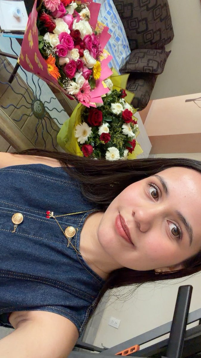 Emelin76181727's tweet photo. Estoy muy agradecida con mis amigos, familia y Marco por haberme hecho sentir tan querida en mi cumpleaños 22, los quiero mucho 🥹🫶🏻 https://t.co/LbdUur92MT