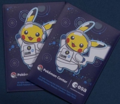 pokecachan's tweet photo. 【海外ポケカサプライ情報】宇宙服のピカチュウ新商品

✅欧州宇宙機関(ESA)×ポケモンコラボ
デッキシールド、プレイマット、デッキケースなど

予約が開始しましたらポストします https://t.co/xYVMxpCErH