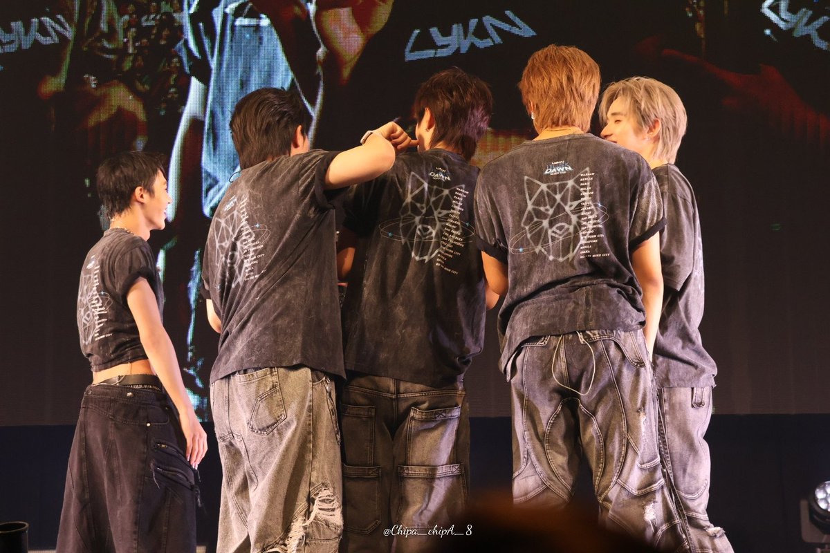 Chipa_chipA_8's tweet photo. これ何か好き(*´Д`*)
この、5人でぎゅっとなってるのが良き♡

#LYKNDuskAndDawnxOsaka https://t.co/7F23UyKkzC
