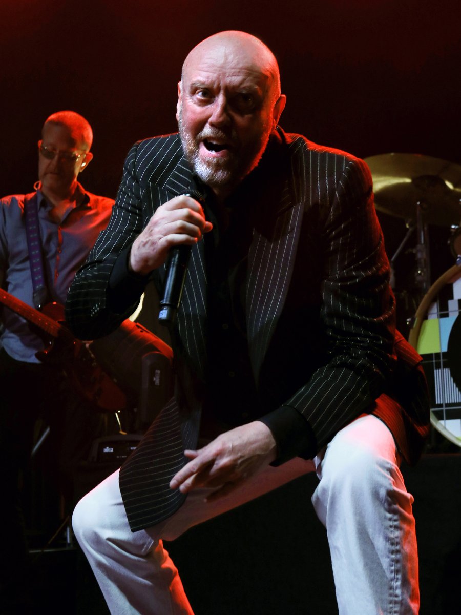 O2AcademyBris's tweet photo. Rewinding to a brilliant evening of Bowie classics with @holyholybowie at #O2AcademyBristol 🌟

📸 Martin Thompson

O2 Academy Bristol - 11.09.26 https://t.co/1KtNNBBwAS